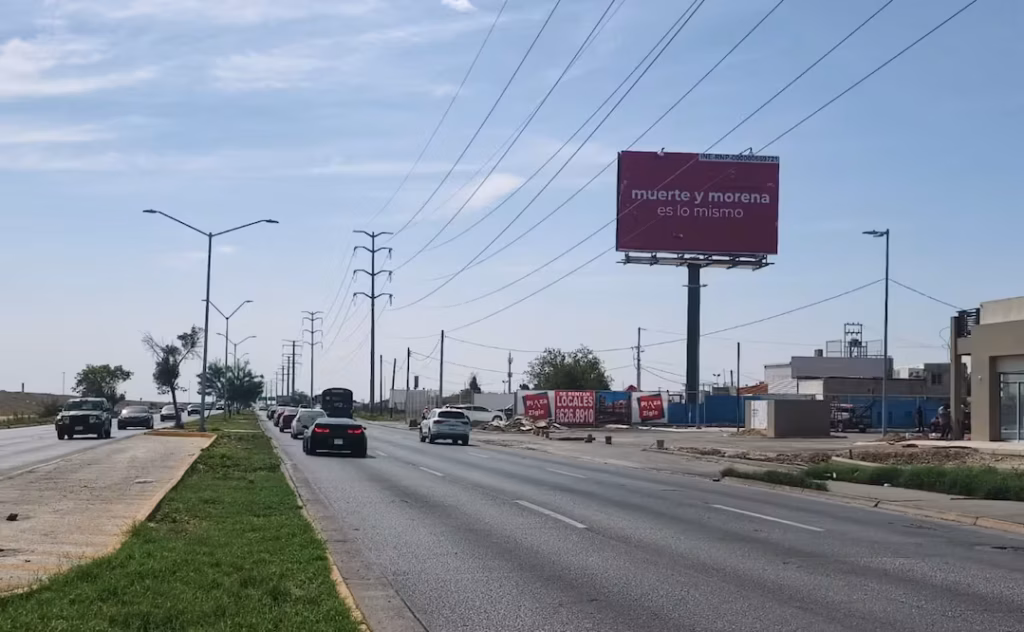 Espectacular político instalado en una avenida de Chihuahua durante la reciente controversia por propaganda partidista.