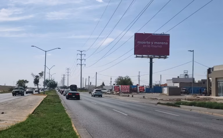 Espectacular político instalado en una avenida de Chihuahua durante la reciente controversia por propaganda partidista.