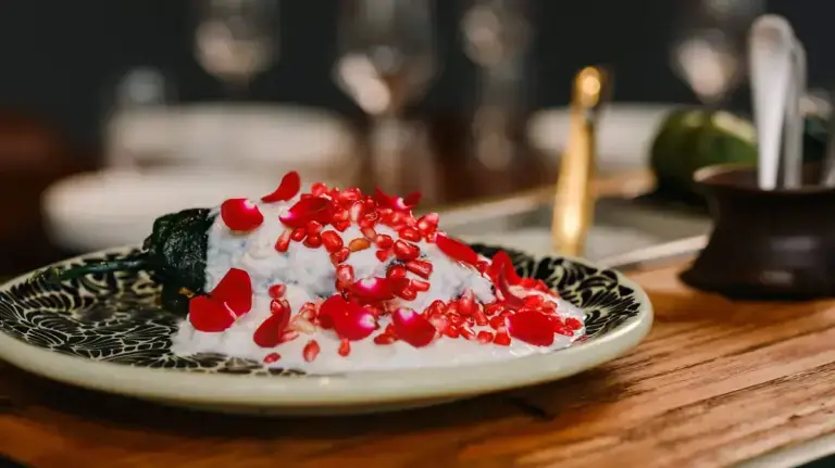 Chile en nogada servido en un restaurante de Chihuahua durante la temporada gastronómica.