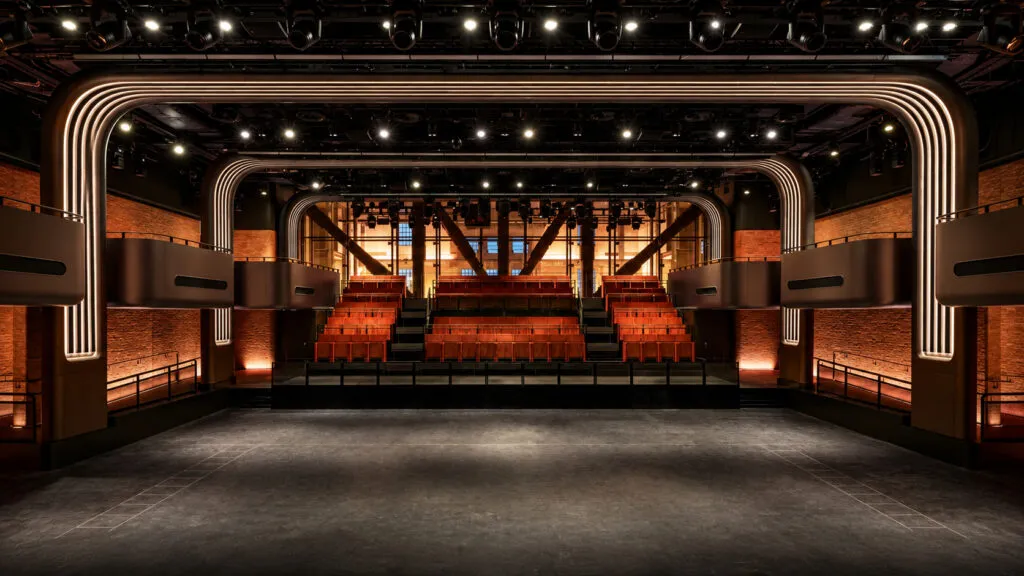 Interior del Apple Music Hall dentro de Battersea Power Station en Londres