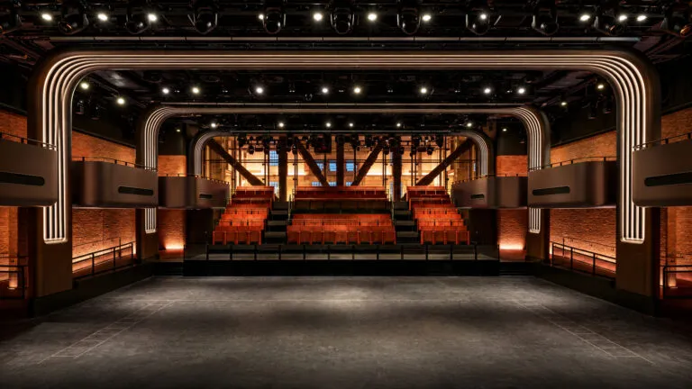 Interior del Apple Music Hall dentro de Battersea Power Station en Londres