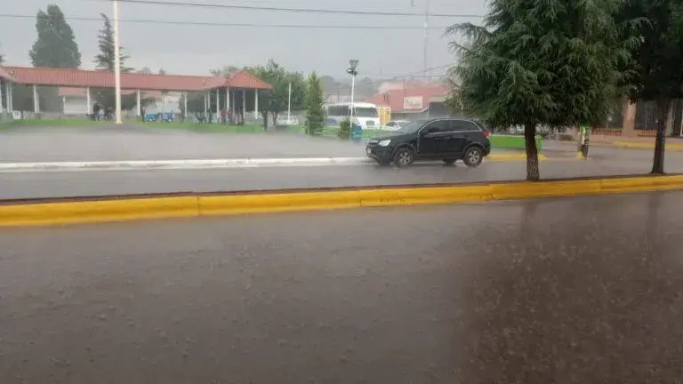 Nubes de tormenta sobre una carretera de Chihuahua ante el pronóstico de lluvias y actividad eléctrica.