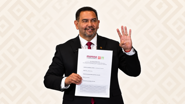 Cruz Pérez Cuéllar sostiene documento de Morena tras su designación en Chihuahua