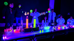 Demostración científica con experimentos fluorescentes en el Museo Semilla de Chihuahua