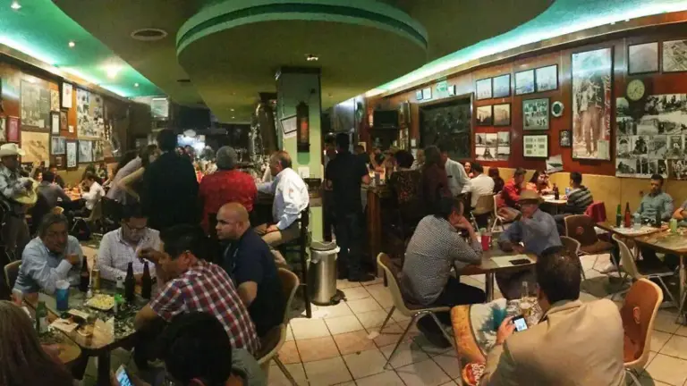 Antes de convertirse en lugares para salir con amigos, las cantinas tradicionales fueron testigos de conversaciones, negocios, encuentros políticos y décadas de vida cotidiana en Chihuahua.