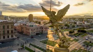 Industria y empresas en un parque industrial de Chihuahua.