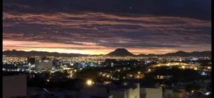 Un cielo estrellado sobre las dunas de Samalayuca, con la silueta del desierto en primer plano.
