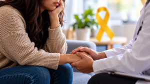Profesional de la salud brinda apoyo emocional durante una sesión de atención psicológica