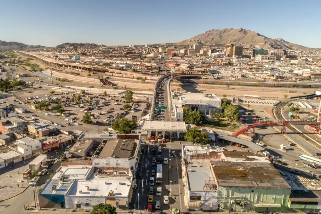 El crecimiento industrial de Ciudad Juárez plantea nuevos retos de vivienda, movilidad y servicios para las familias trabajadoras de la frontera.