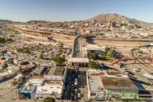 El crecimiento industrial de Ciudad Juárez plantea nuevos retos de vivienda, movilidad y servicios para las familias trabajadoras de la frontera.