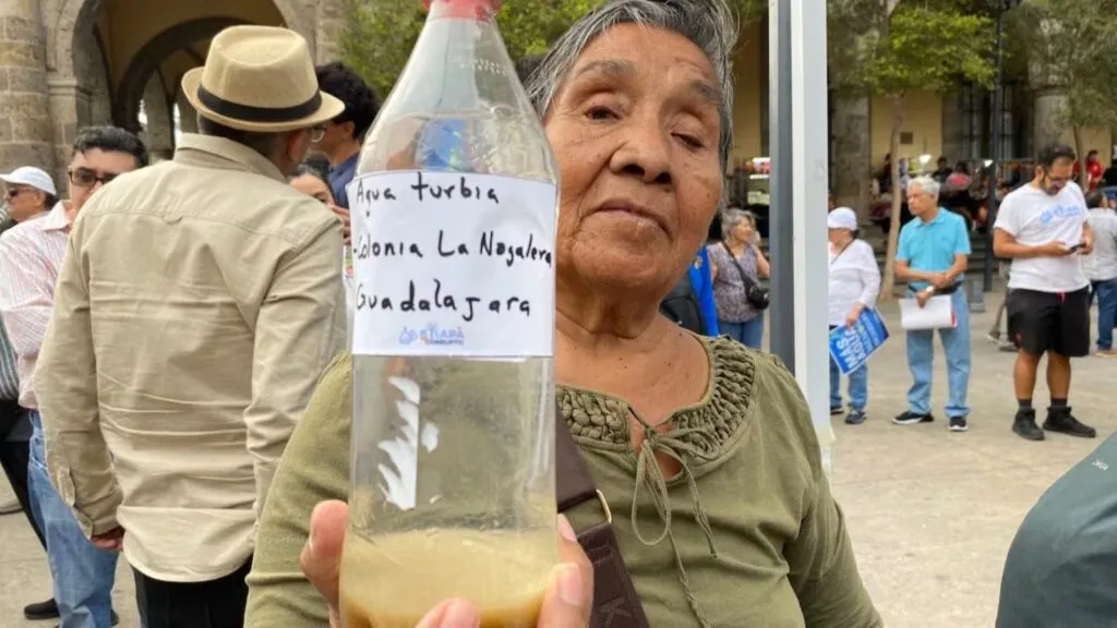 Habitantes de Guadalajara protestan por el suministro de agua sucia y exigen soluciones a las autoridades de Jalisco.
