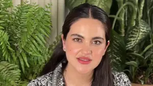 Andrea Chávez junto a espectaculares con su imagen durante sus recorridos políticos en Chihuahua.