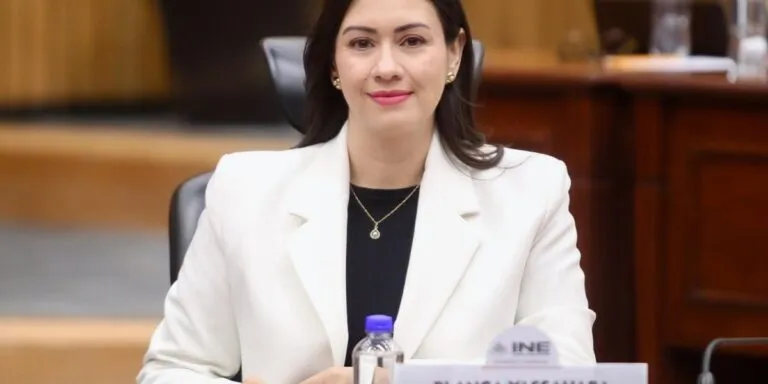 Blanca Yassahara Cruz García durante su toma de protesta ante el Consejo General del INE.