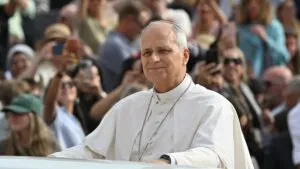 El papa León XIV permanece hospitalizado tras una cirugía pulmonar que confirmó la presencia de un tumor maligno.