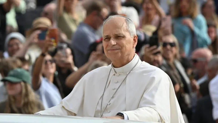 El papa León XIV permanece hospitalizado tras una cirugía pulmonar que confirmó la presencia de un tumor maligno.