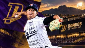 Vicente Valenzuela realiza un lanzamiento con uniforme de Tigres de Quintana Roo en un montaje de Dorados de Chihuahua