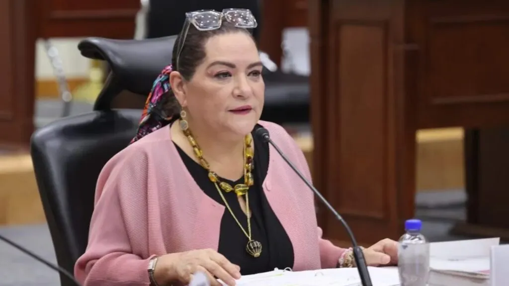 Guadalupe Taddei renuncia a la presidencia del INE tras señalamientos por presuntos conflictos de interés y contrataciones electorales.