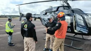Personal de emergencia junto a un helicóptero durante un operativo aeromédico en Chihuahua