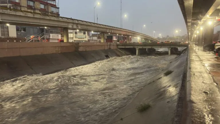 Inundaciones en Chihuahua dejan calles anegadas y vehículos afectados por las fuertes lluvias