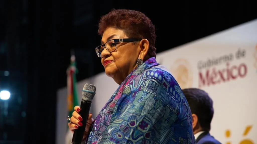 Madres buscadoras presentan un amparo contra la FGR y fiscalías estatales por deficiencias en el Banco Nacional de Datos Forenses.