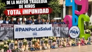 Representación editorial de militantes del PAN protestando frente al IMSS, con pancartas sobre servicios de salud y un memorial infantil.